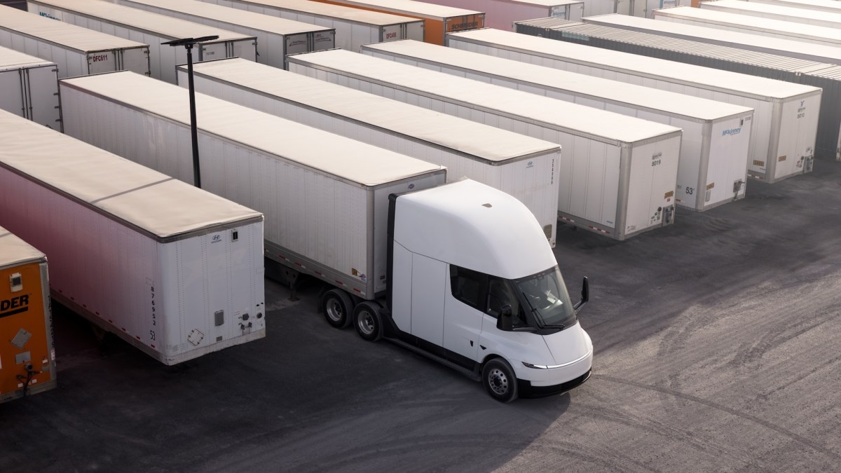 Einride o'z parkini 500 ta Tesla Semi yuk mashinalari bilan to'ldiradi