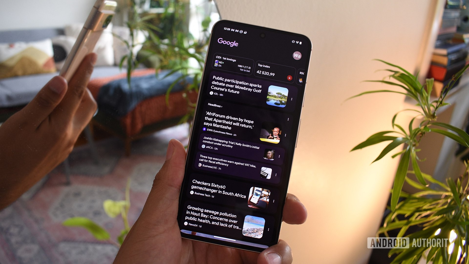 Google Discover sun'iy intellekt yordamida asl maqolalarni ikkinchi planga chiqarmoqda
