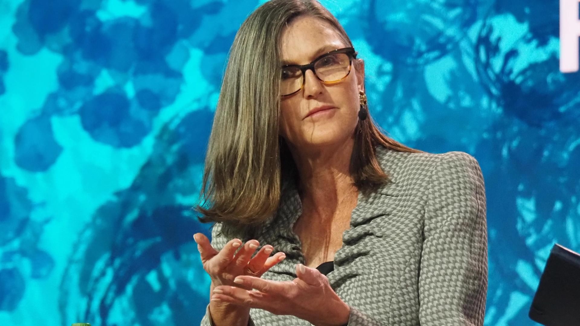 Cathie Woodning ARK kompaniyasi sun'iy intellekt gigantlari ulushiga ega venchur fondini tokenizatsiya qilmoqda