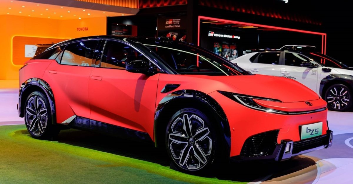 Toyota o'zining yangilangan bZ5 elektromobilini Tesla Model Y narxining yarmiga taqdim etdi