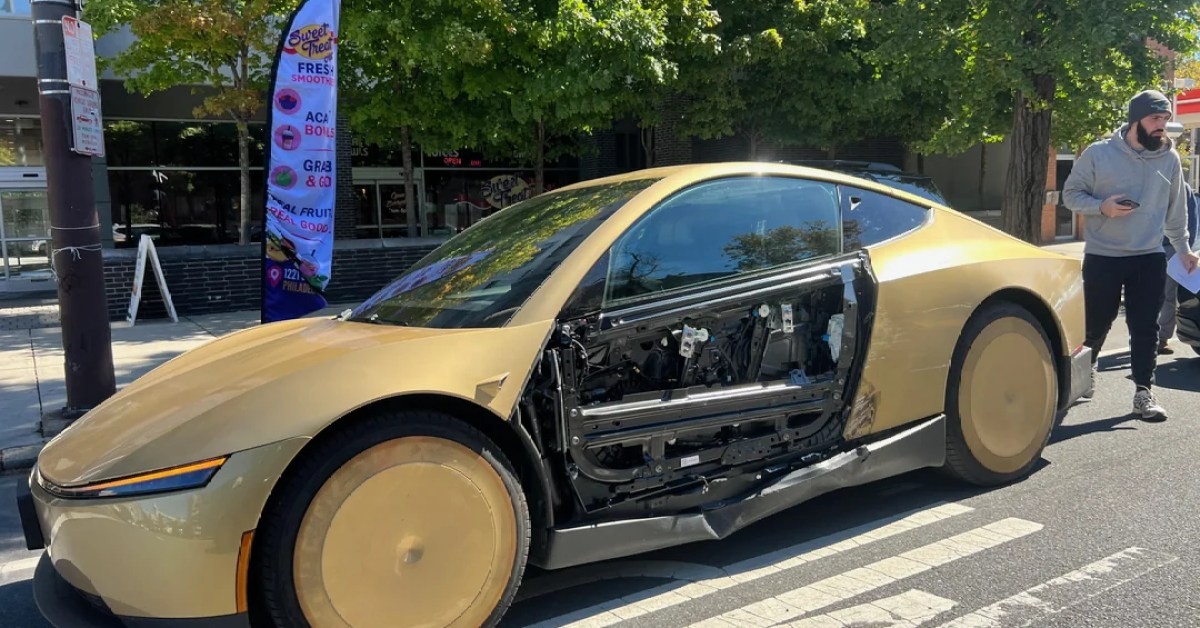 Filadelfiyadagi YTHda Tesla Cybercab eshik paneli uzilib tushdi