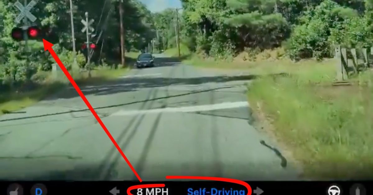 Tesla FSD temiryo'l kesishmasida poyezdni payqamay qoldi