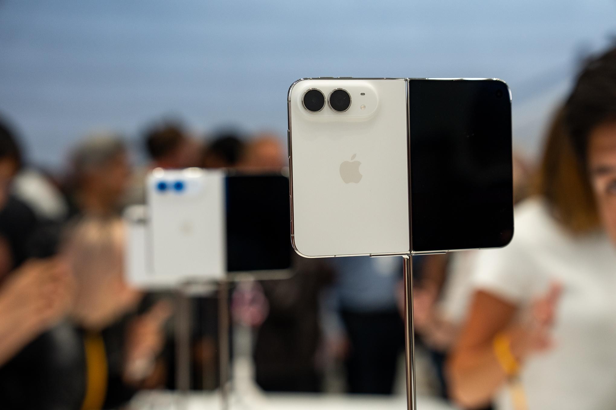 iPhone Duo: Applening ilk qaytariladigan smartfoni