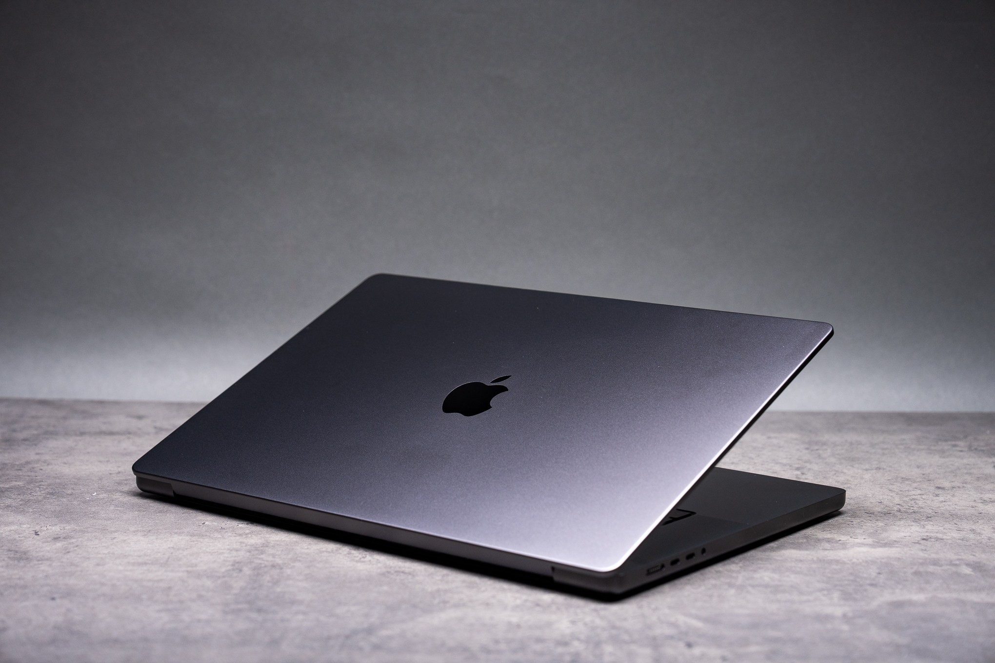 Apple o'zining ilk sensorli ekranli MacBook'ini uch hafta ichida taqdim etishi kutilmoqda