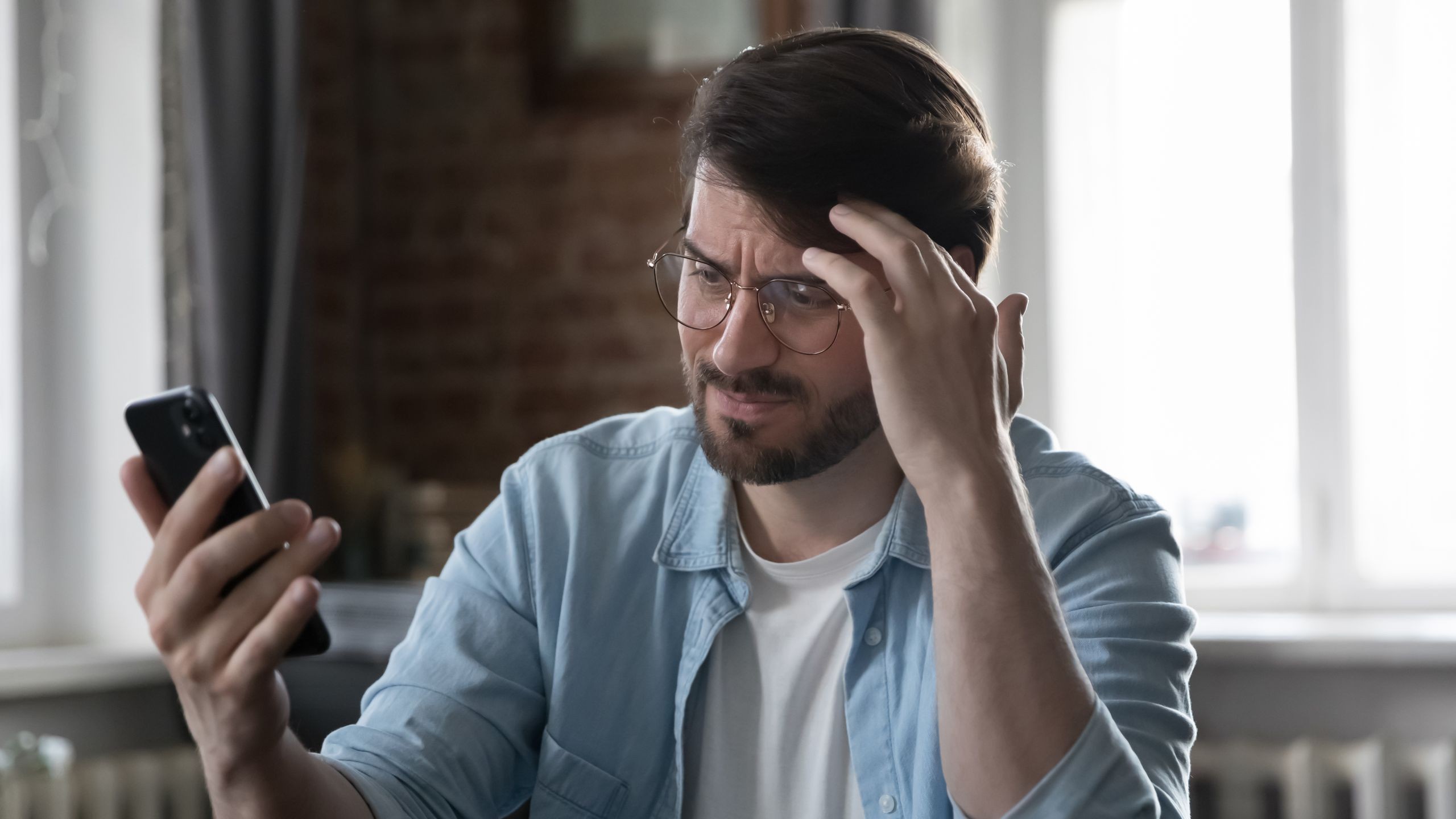 Apple iOS-da doimiy reklamalar qo'shildi, foydalanuvchilar hayron bo'ldi