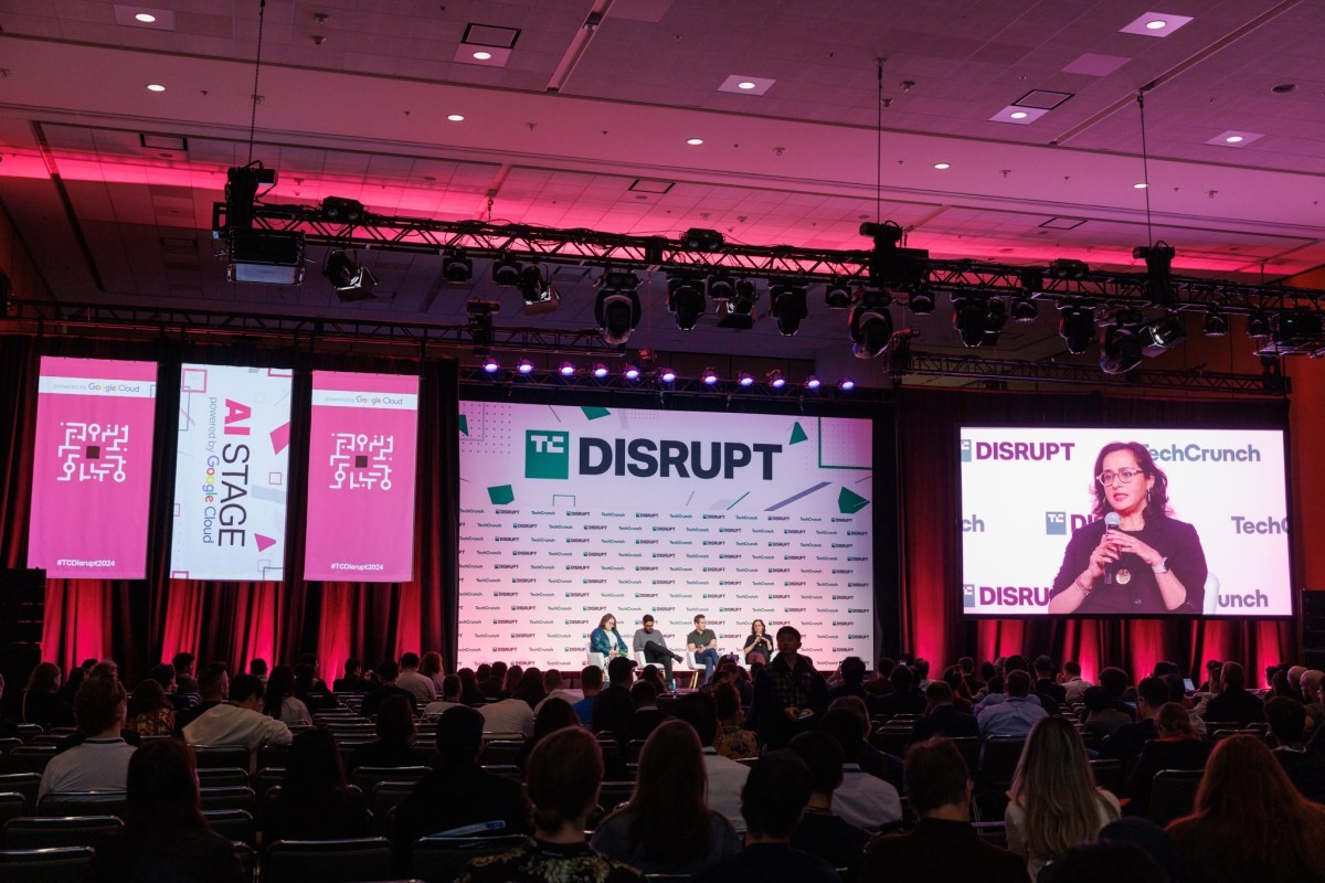 OpenAI rahbari Aleksandr Embirikos TechCrunch Disrupt 2026 sahnasida nutq so'zlaydi