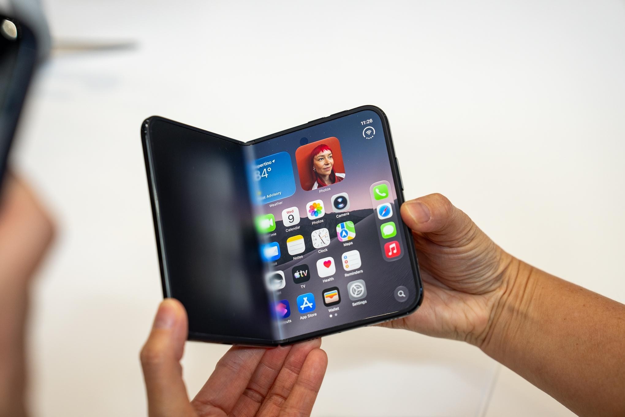 Apple ning ilk buklanadigan smartfoni: iPhone Duo sinovdan o'tkazildi