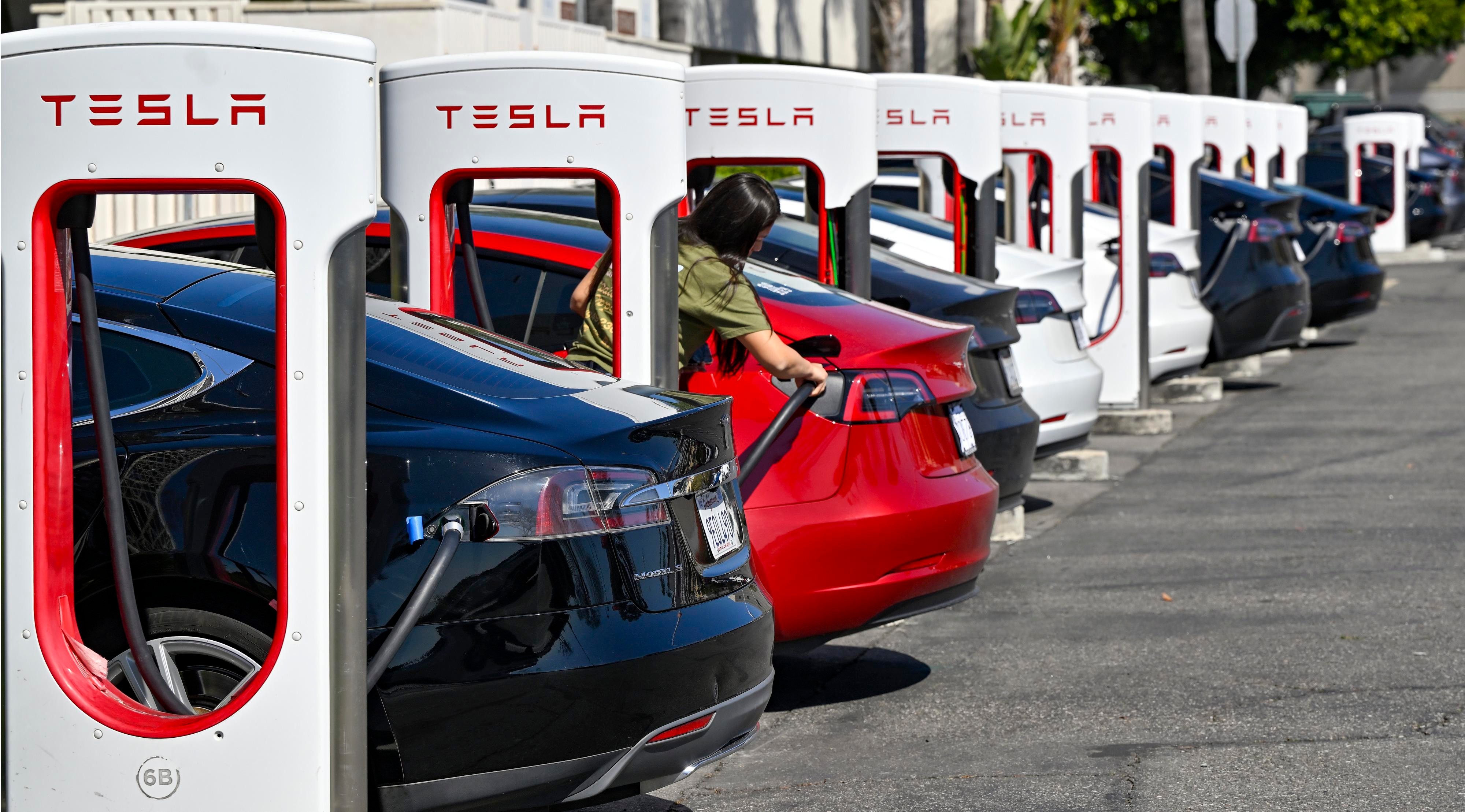 Tesla elektromobillari favqulodda vaziyatlarda quvvatlash jarayonida harakatlanish imkonini beradi