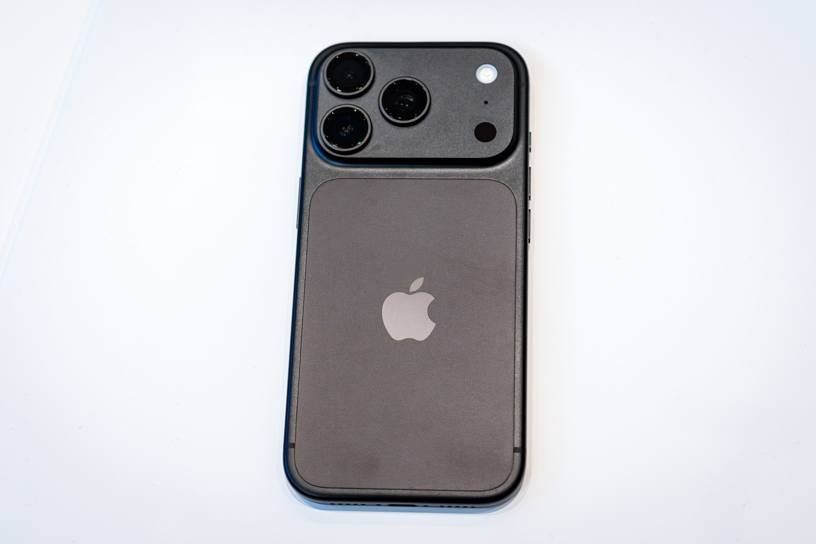 Qora rangdagi iPhone Pro liniyasi qaytdi