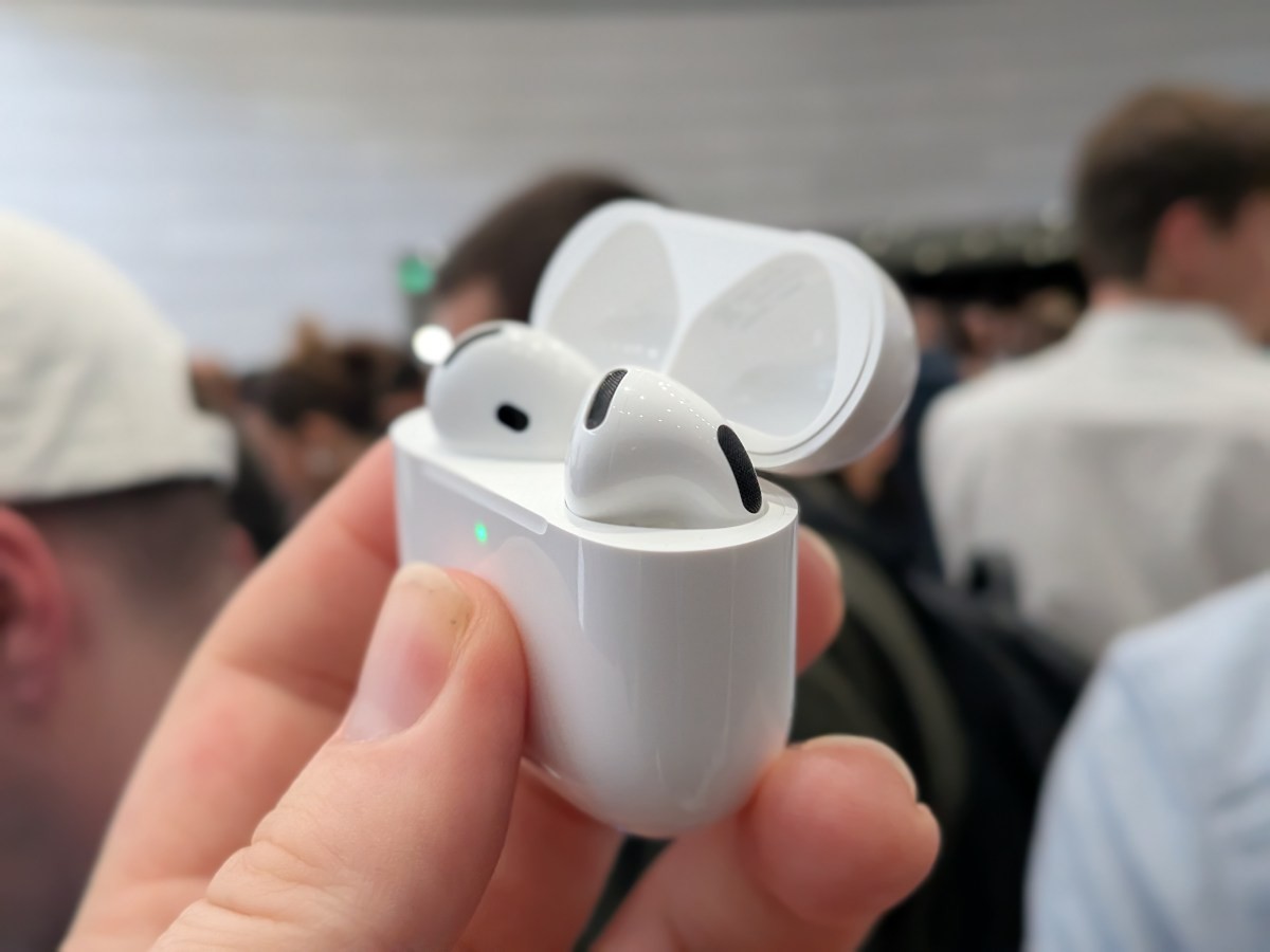 Apple kompaniyasining yangi macOS yangilanishida kamera bilan jihozlangan AirPods aks etgan video topildi